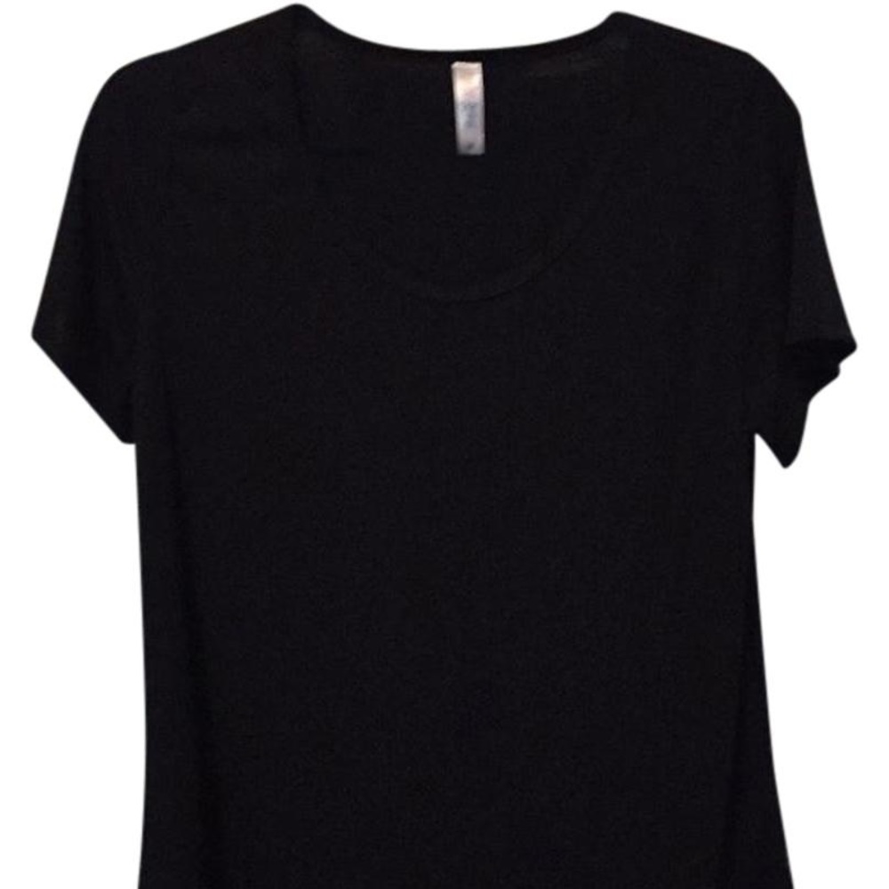 Solid black Lularoe Classic tee size M